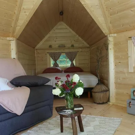 Holiday home Dans Un Jardin Arbore