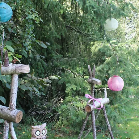 Dans Un Jardin Arbore بيت للعطل